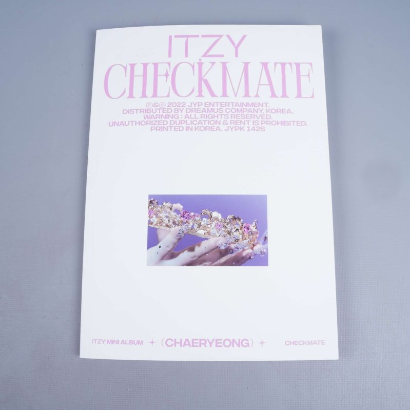 Baksidan av ITZY CHECKMATE album med dekorativ hand-bild