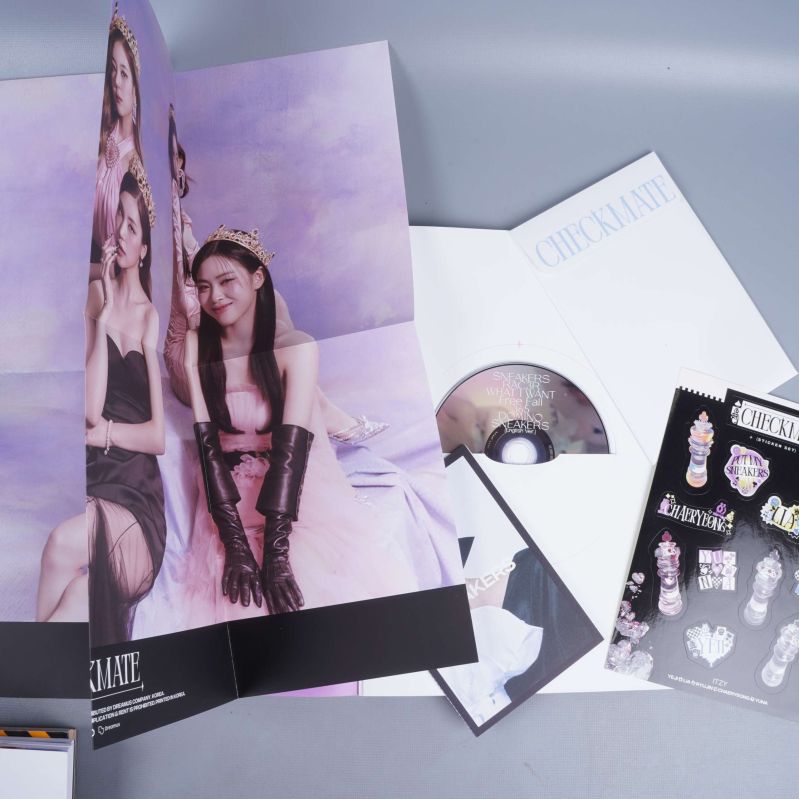 Albumets innehåll med CD, affisch och klistermärken utdraget