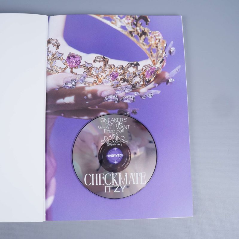 Närbild på CD-skiva i albumet CHECKMATE från ITZY