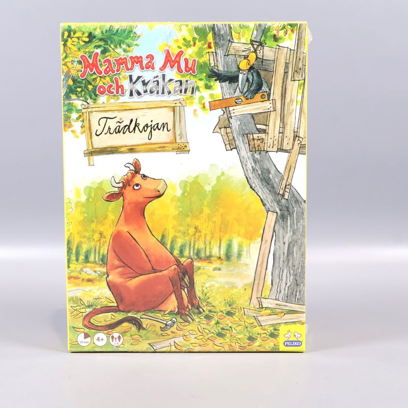 Framsida av sällskapsspelet med illustration av Mamma Mu och Kråkan
