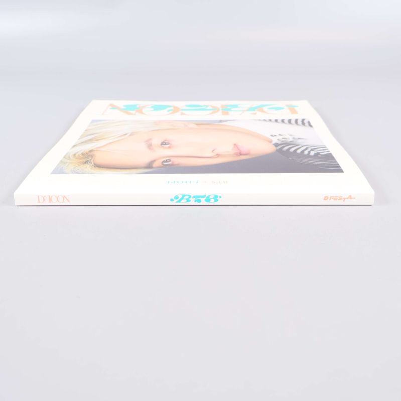 Fotobok liggande på yta med synlig rygg