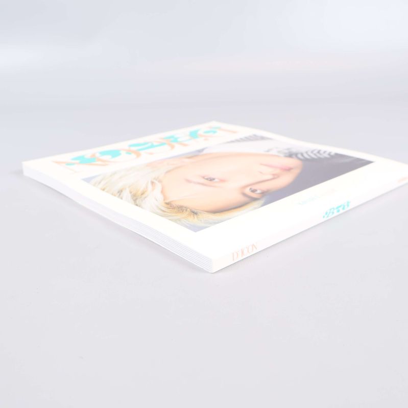 Fotobok snett ovanifrån som visar omslaget