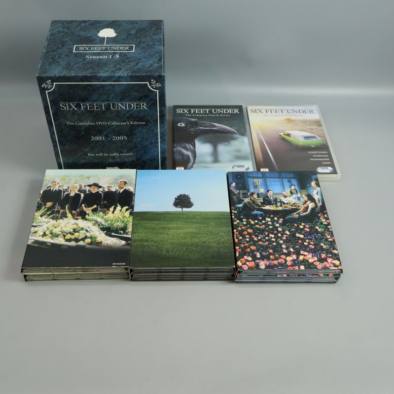 Six Feet Under DVD-box och alla fodral upplagda på rad