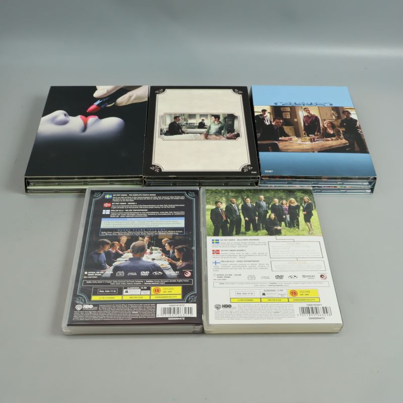 Baksidorna på flera Six Feet Under DVD-fodral visas