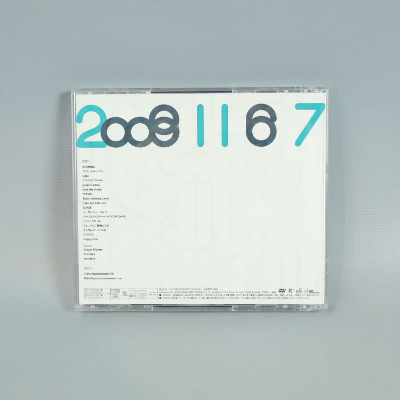 Baksida av jpop-CD med stor siffergrafik och låtlista