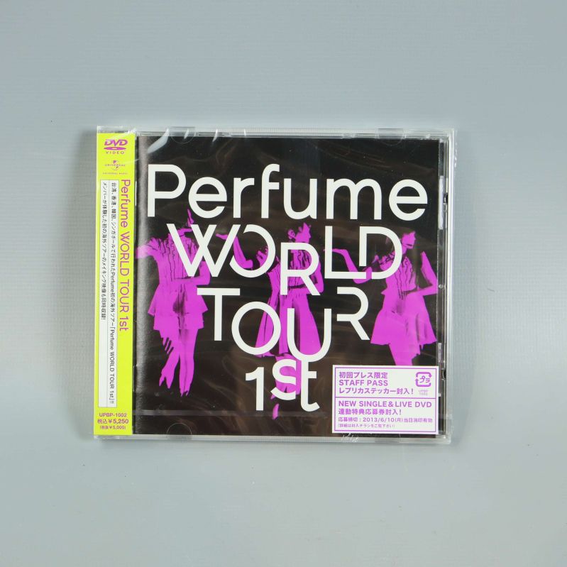 Framsida av Perfume World Tour 1st DVD med lila grafik