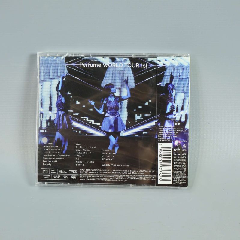 Baksida av Perfume World Tour 1st DVD med scenbild
