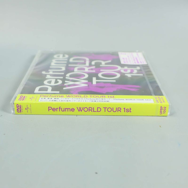Rygg av Perfume World Tour 1st DVD med gul text