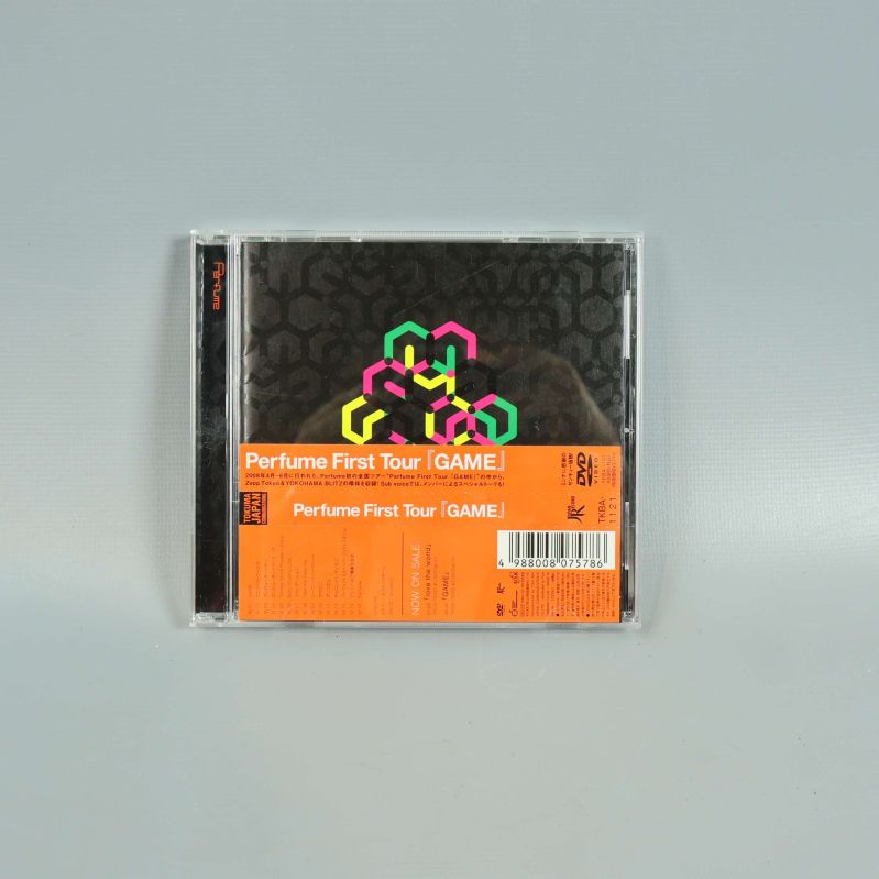 CD-fodral med svart omslag och neonmönster