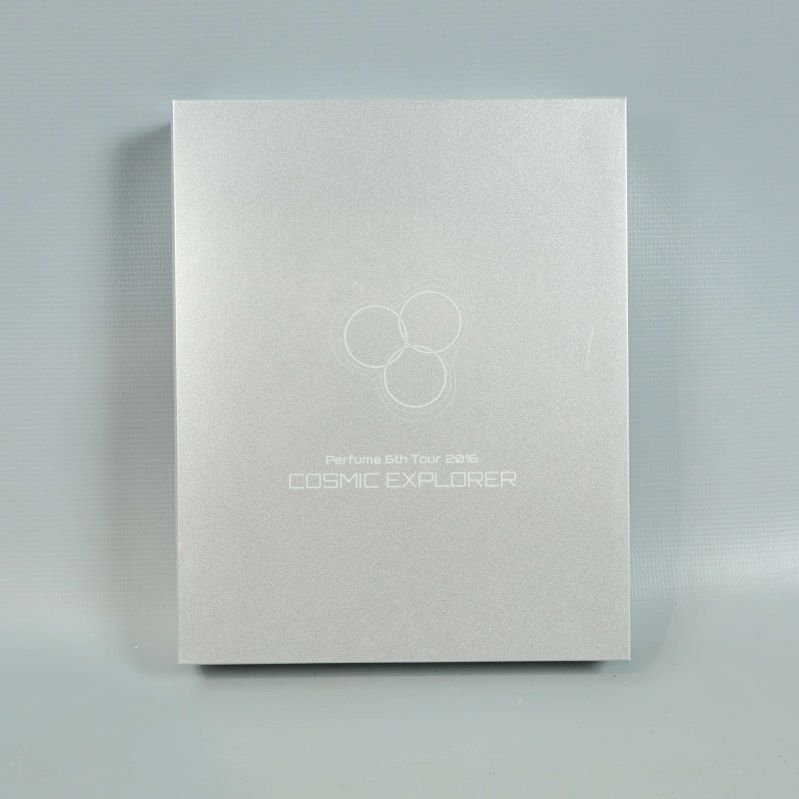 Framsida av silverfärgad Blu-ray box med logotyp