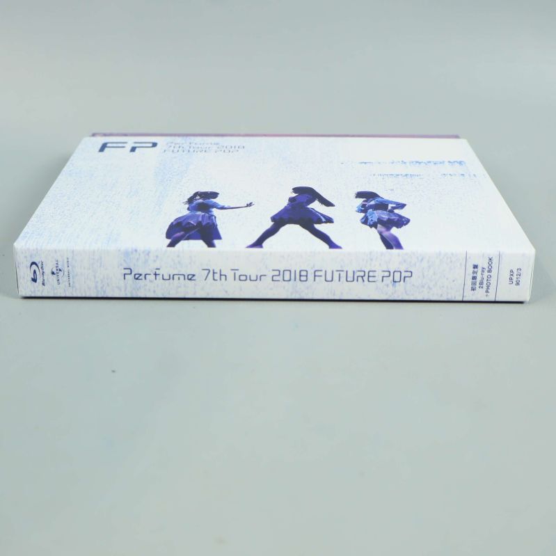 Ryggsida av Perfume 7th Tour Future Pop konsertbox i profil