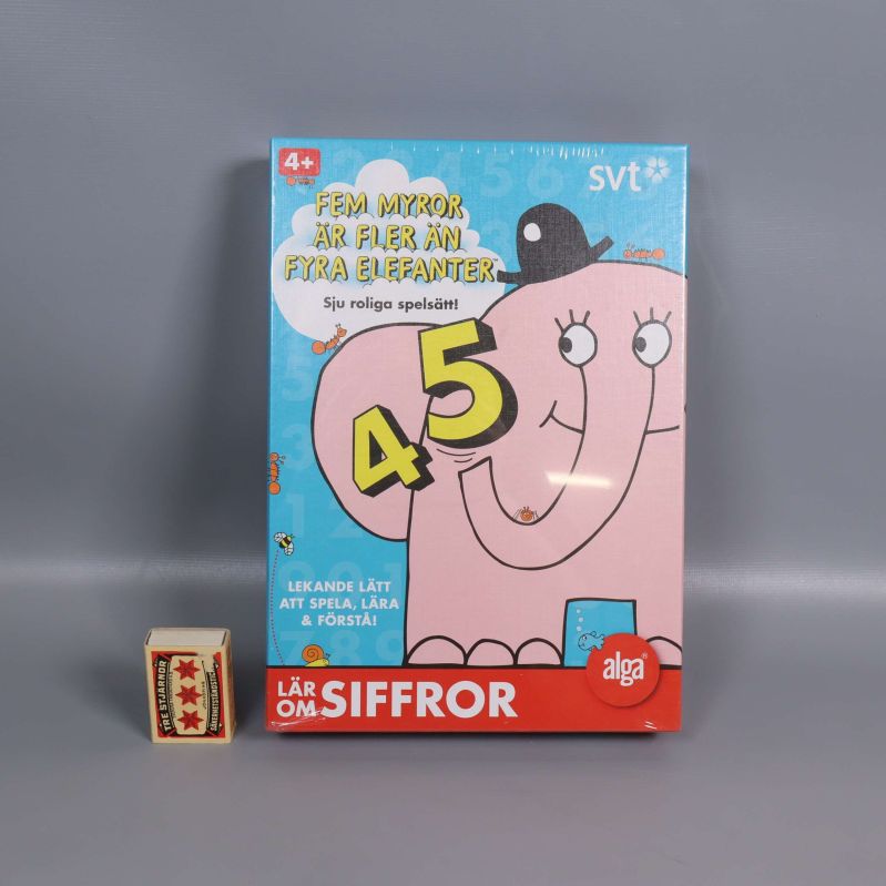 Spelförpackning med elefantmotiv och tändsticksask jämte