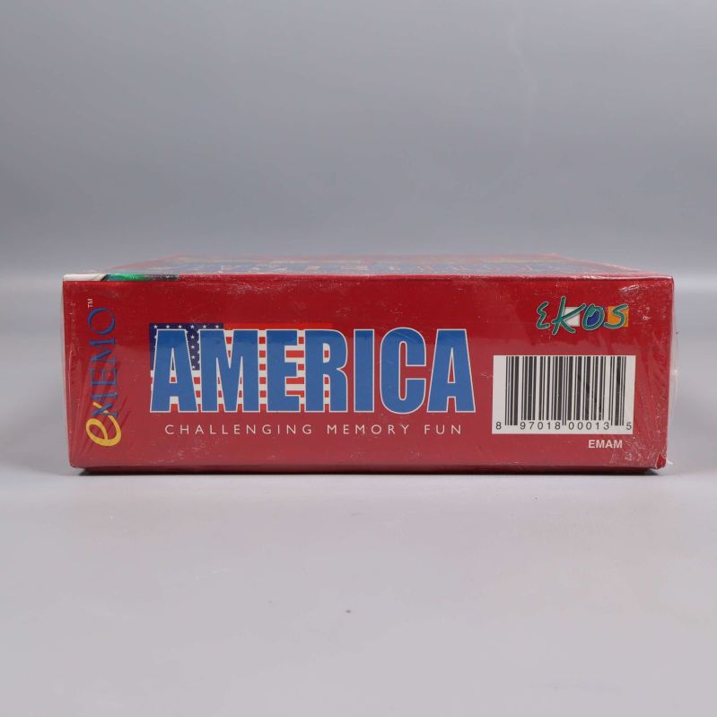Långsida av America memoryspel med streckkod och logotyp