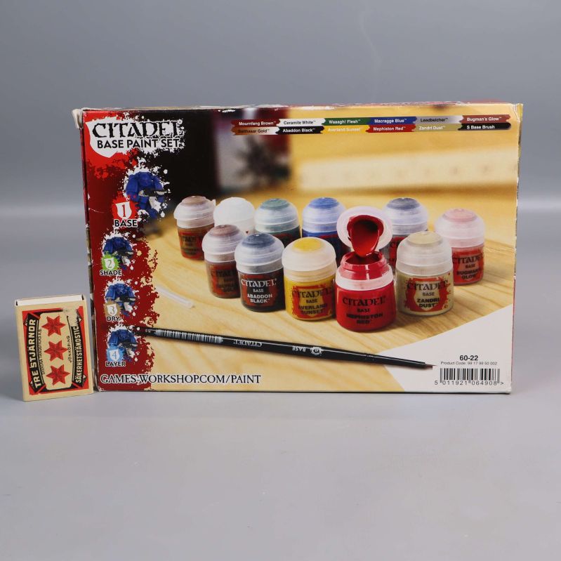 Citadel base paint set med tändsticksask för storleksjämförelse