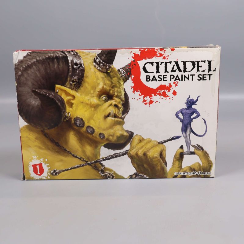Framsida på Citadel base paint set med monsterillustration