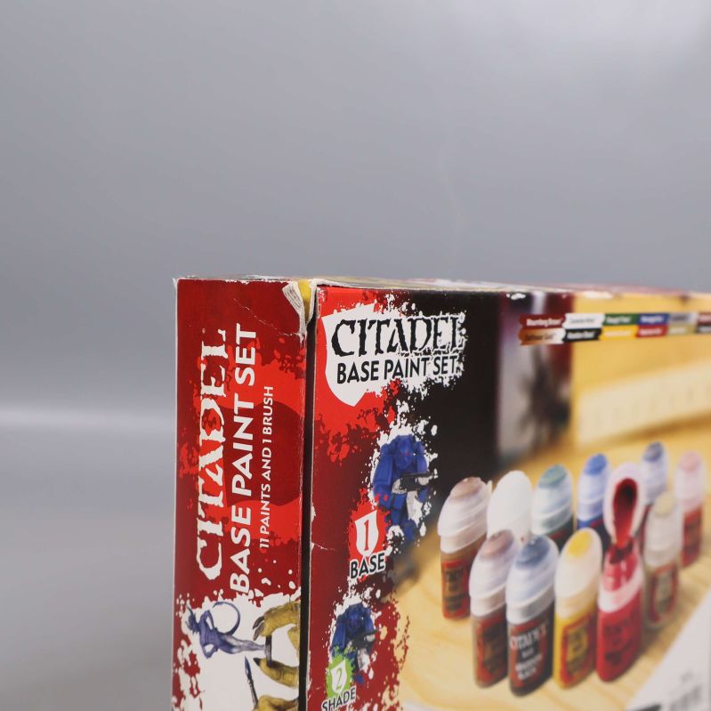 Närbild på lådans sida med Citadel base paint set logotyp