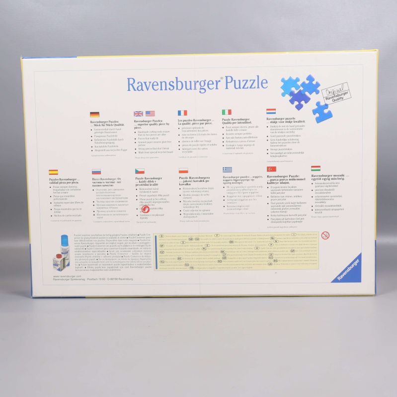 Baksida av Ravensburger pussel med instruktionstext på olika språk