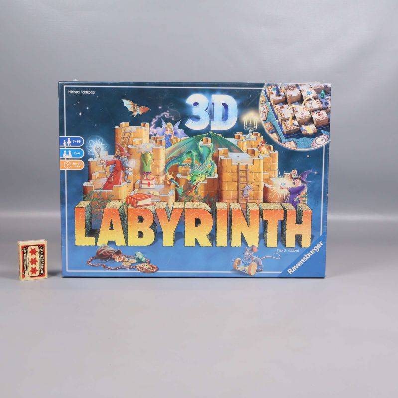 Labyrinth 3D-brädspelet visat jämte en tändsticksask