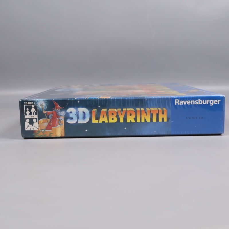 Närbild på kanten av Labyrinth 3D-spelasken med Ravenburger-märke