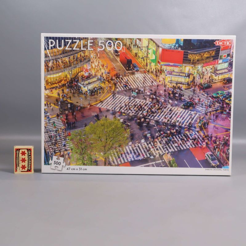 Pusselask med Shibuya Crossing-motiv bredvid tändsticksask