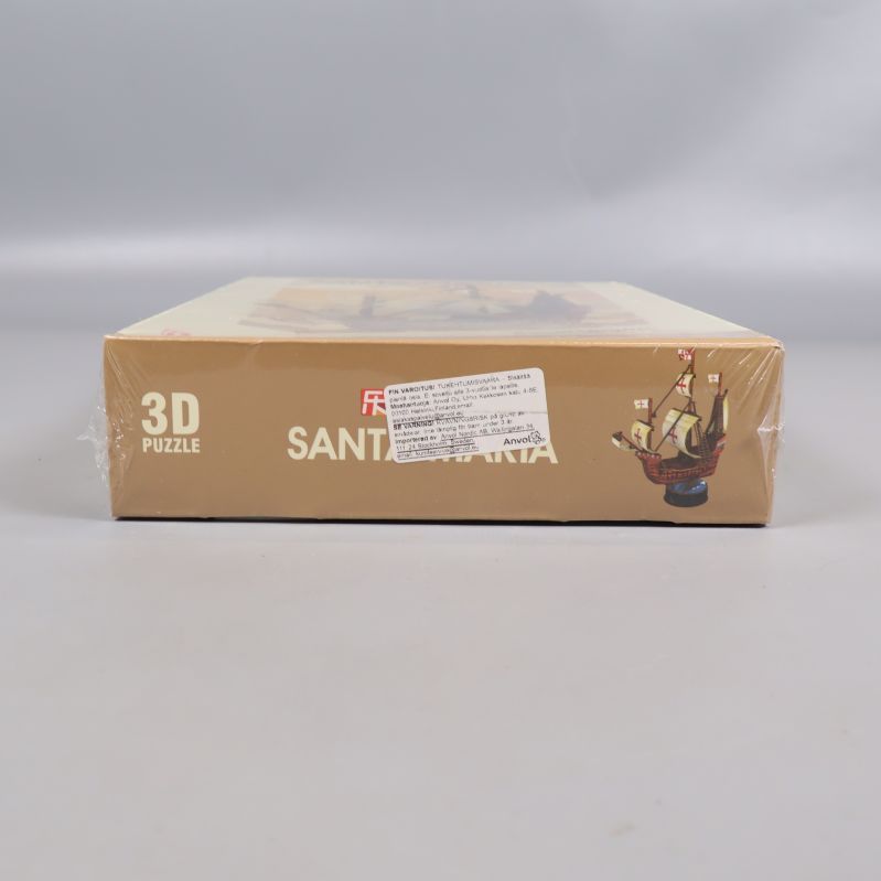 Pussellådans kortsida med 3D puzzle och Santa Maria-text