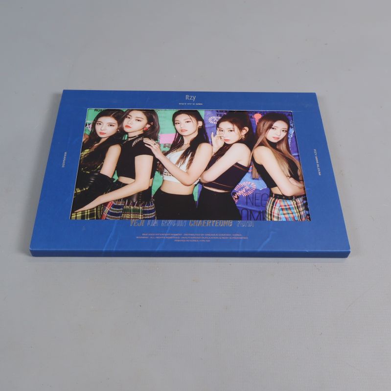 Framsida på blått ITZY-album med medlemmarna på omslaget