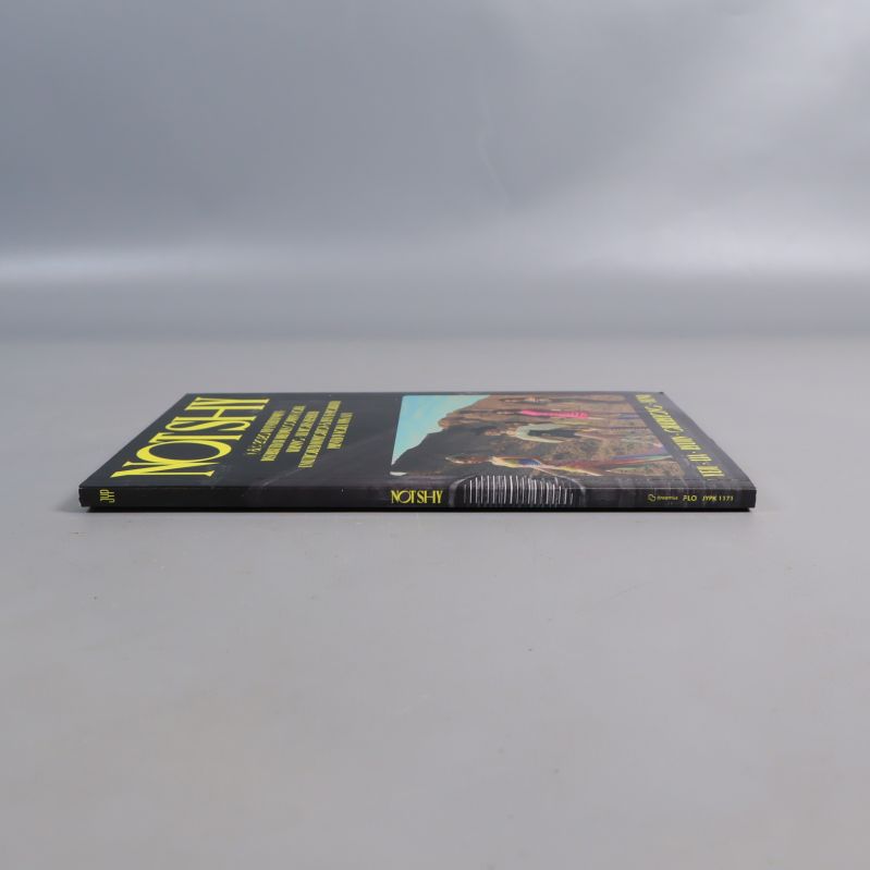 Not Shy-album fotograferat från sidan mot ljus bakgrund