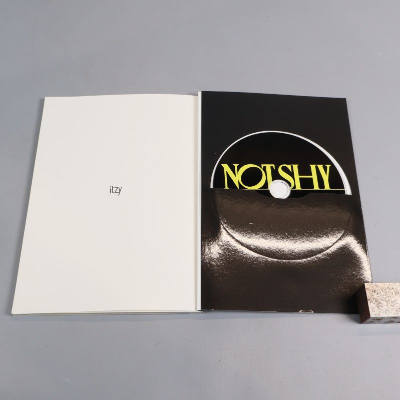 Albumet öppet med cd-fodral och minimal grafisk design
