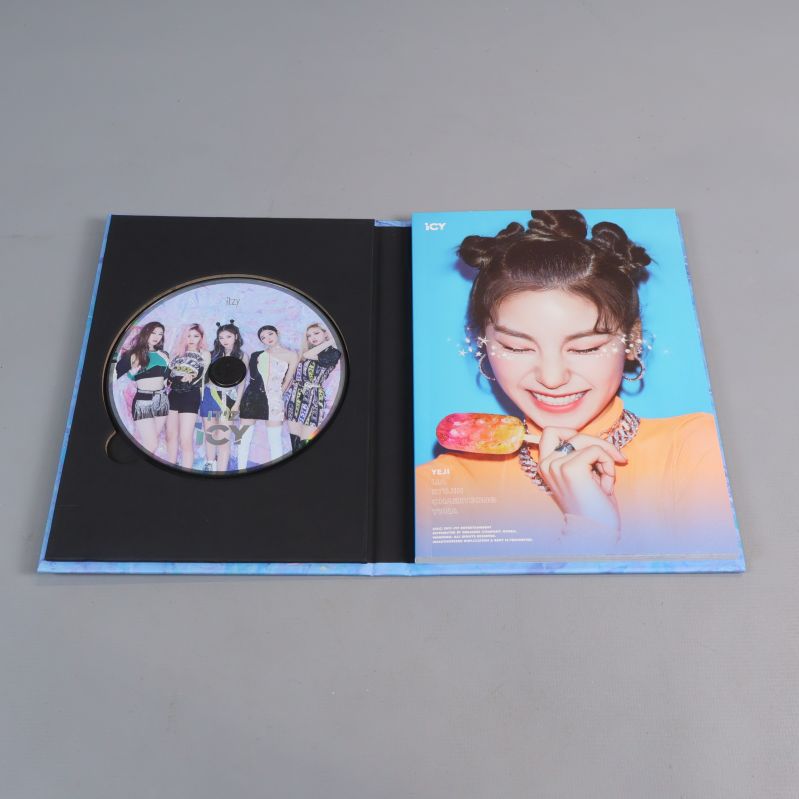Öppet k-pop-album med CD och foto på medlem