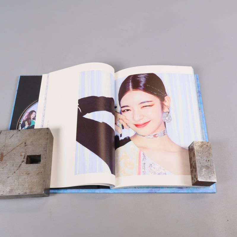 Uppslaget i k-pop-albumet visar fotobok