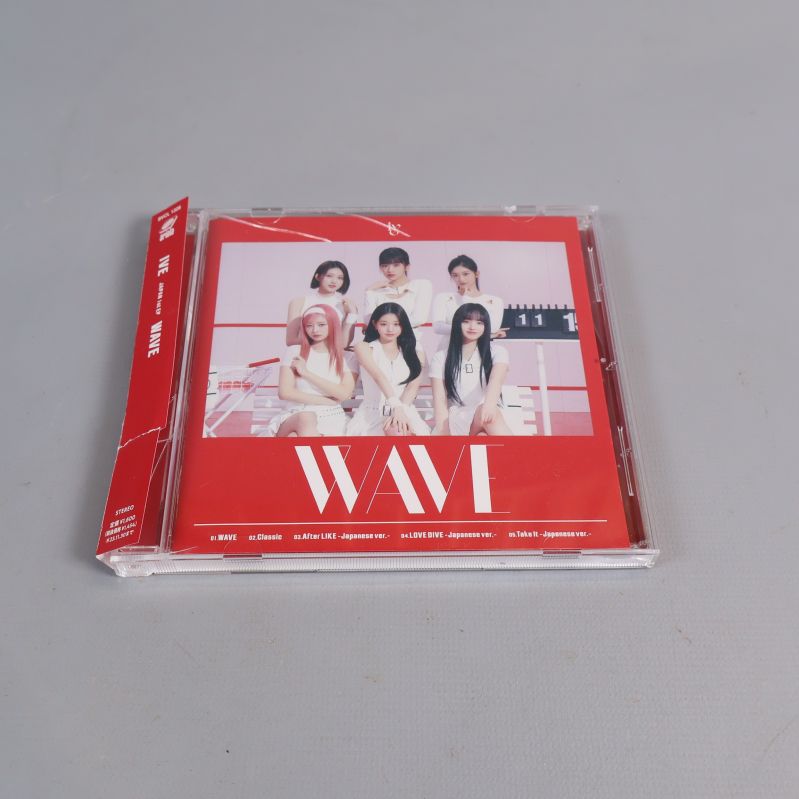 K-pop album Wave med rött omslag och gruppbild