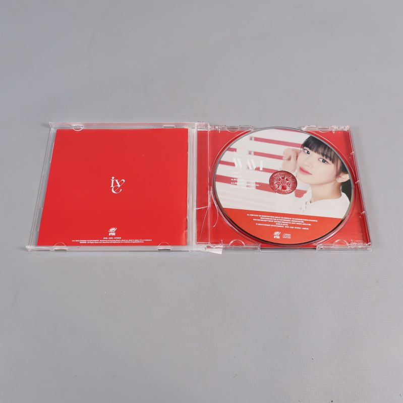 K-pop album Wave öppnat med CD och booklet synliga