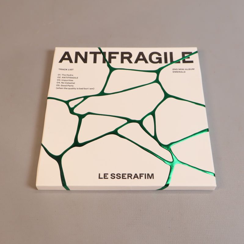 Framsida av Antifragile albumet från LE SSERAFIM