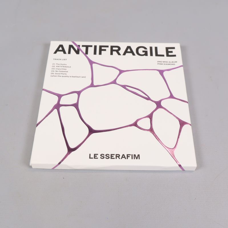 Framsida på Antifragile-album med vit och lila design