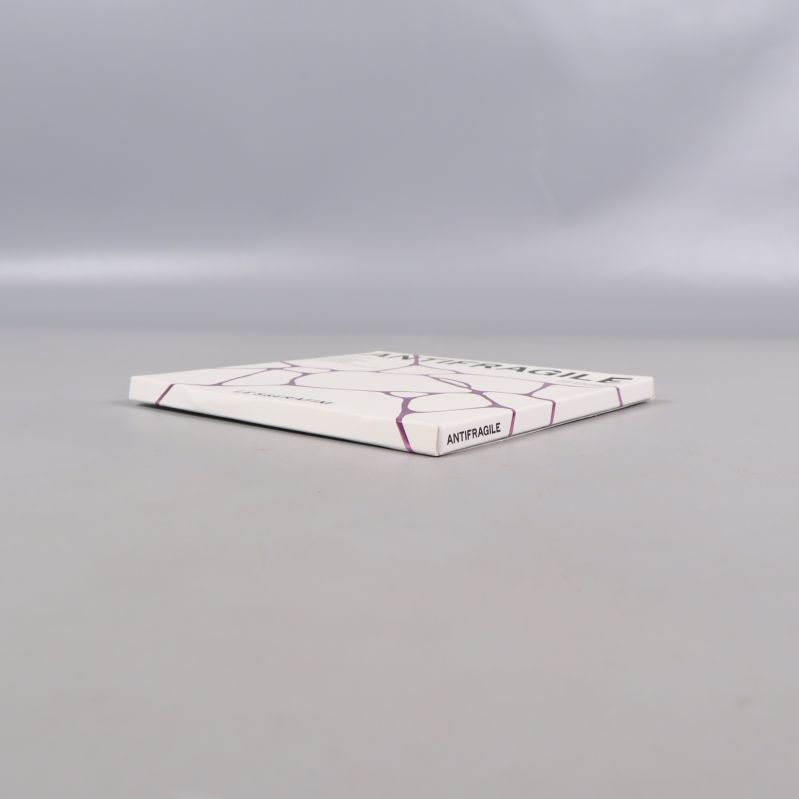 Antifragile-album fotograferat från sidan, visar smal profil