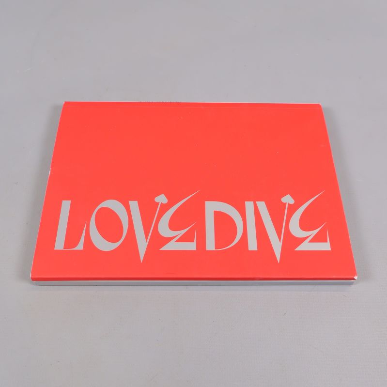Framsidan av rött K-pop album med texten LOVE DIVE