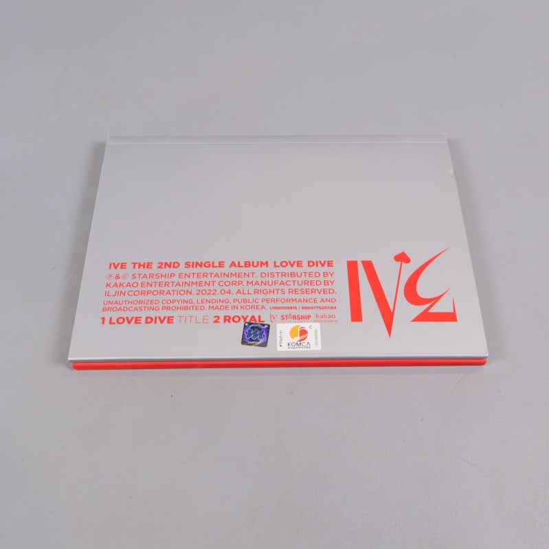 Baksidan av K-pop album med albuminformation och grafisk text