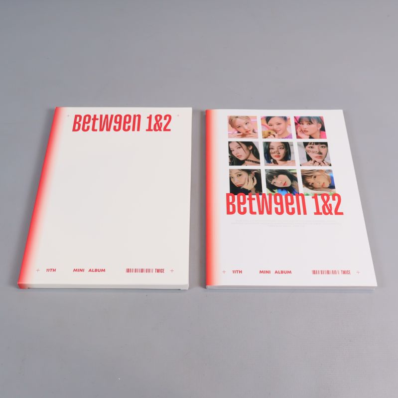 Between 1&2 album bredvid sitt omslag samt foton på medlemmarna