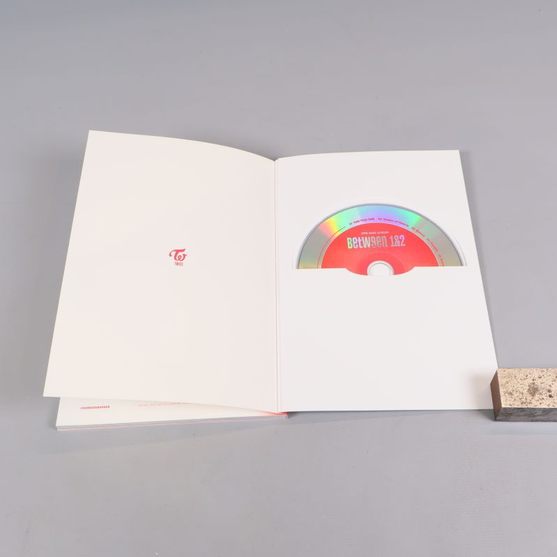 Insidan av albumet visar CD-skiva och logga