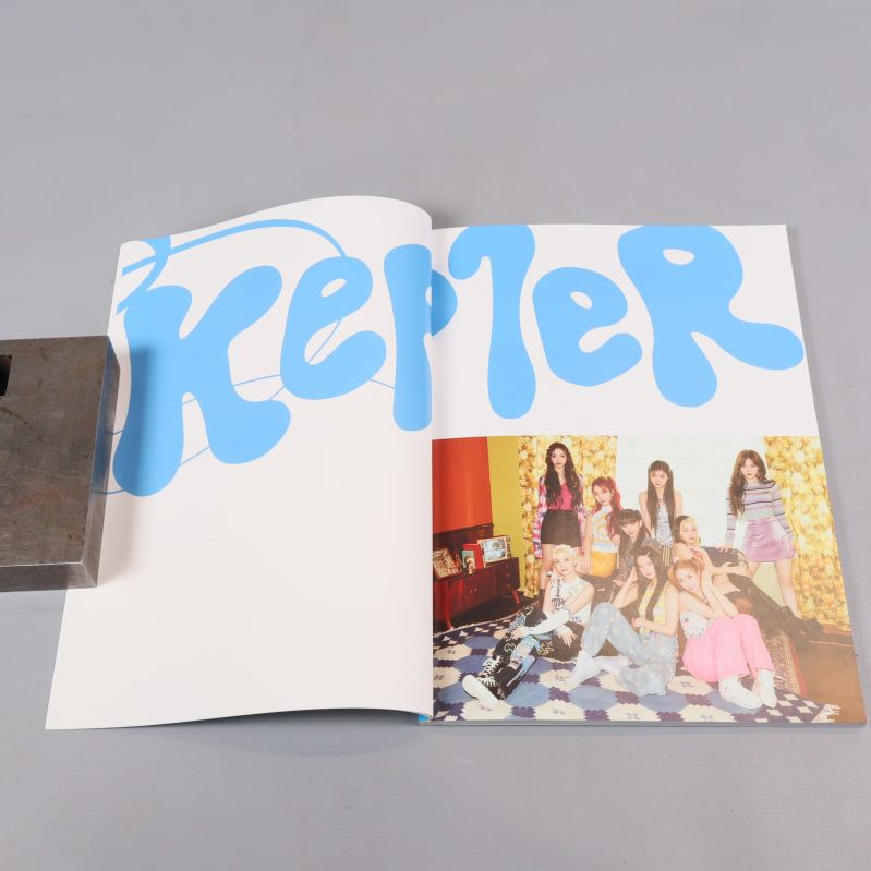 Uppslaget med Kepler-typografi och gruppfoto