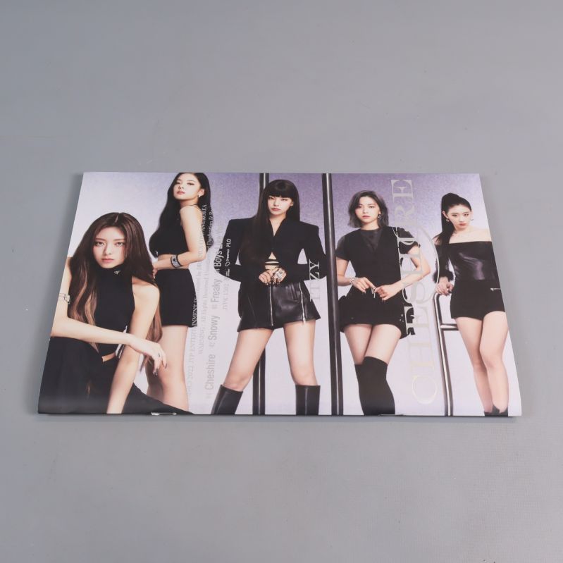 K-pop albumet med färgstarkt omslag och gruppmedlemmar