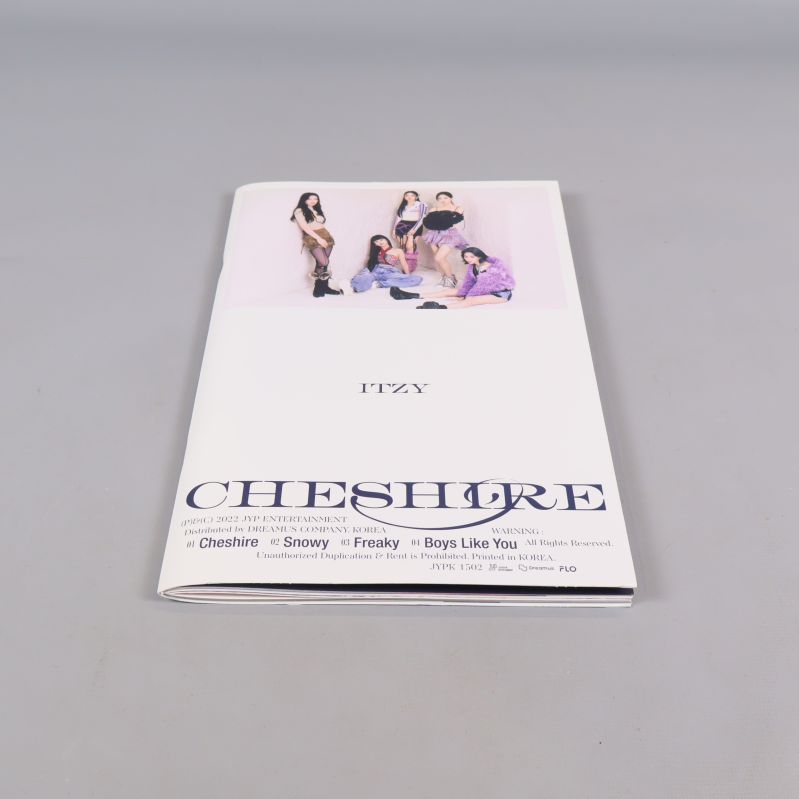 Framsidan av ITZY:s Cheshire album med bandfoto