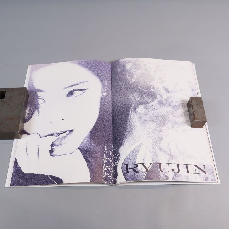Uppslagen fotobok med konstnärligt porträtt