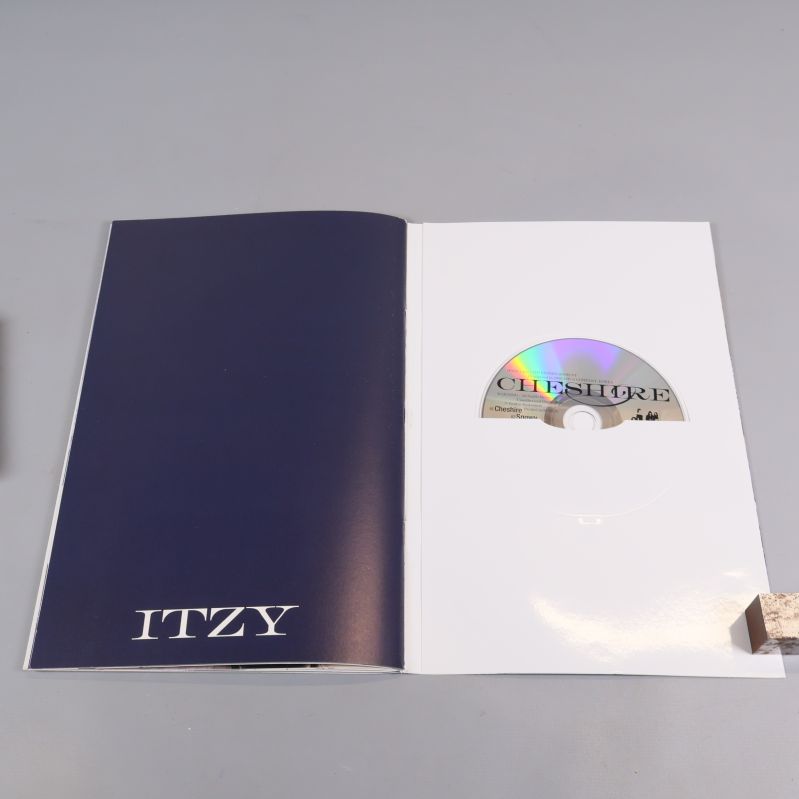 Insidan med CD och ITZY-logotyp