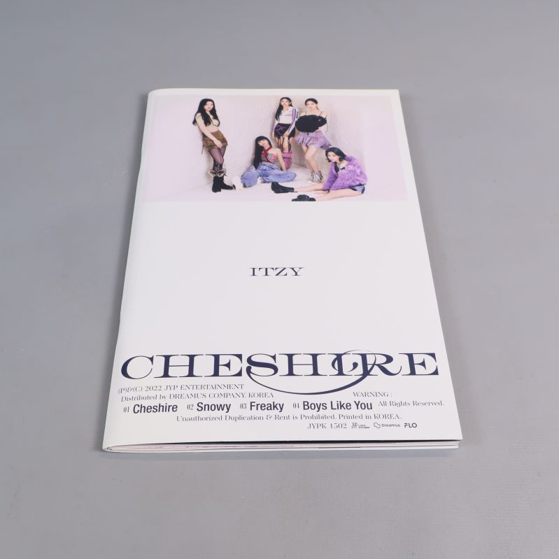 Albumets framsida med ITZY och texten Cheshire