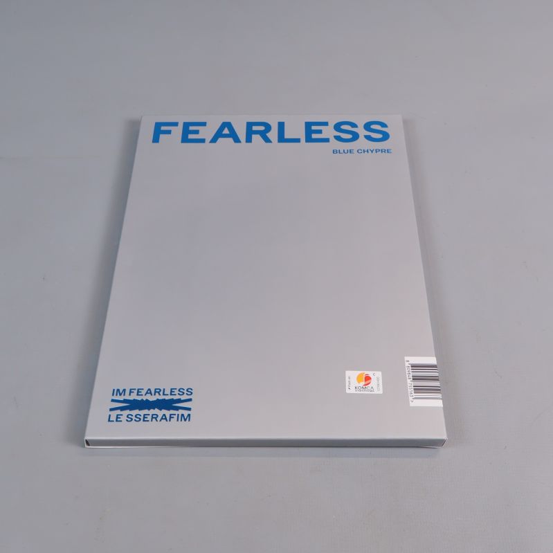 Framsida av Fearless LE SSERAFIM-album med blå text