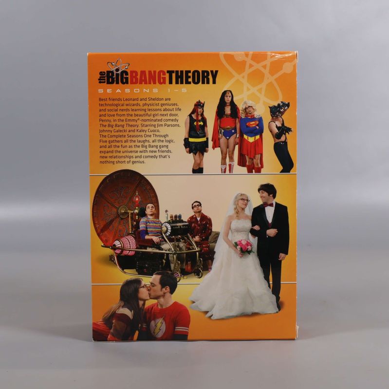 Baksidan av The Big Bang Theory DVD box med scener och beskrivningar