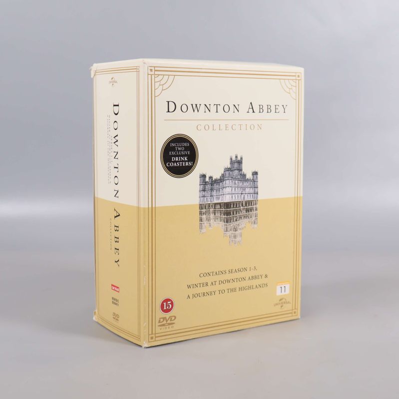 Downton Abbey samlingsbox med guld och vitt omslag