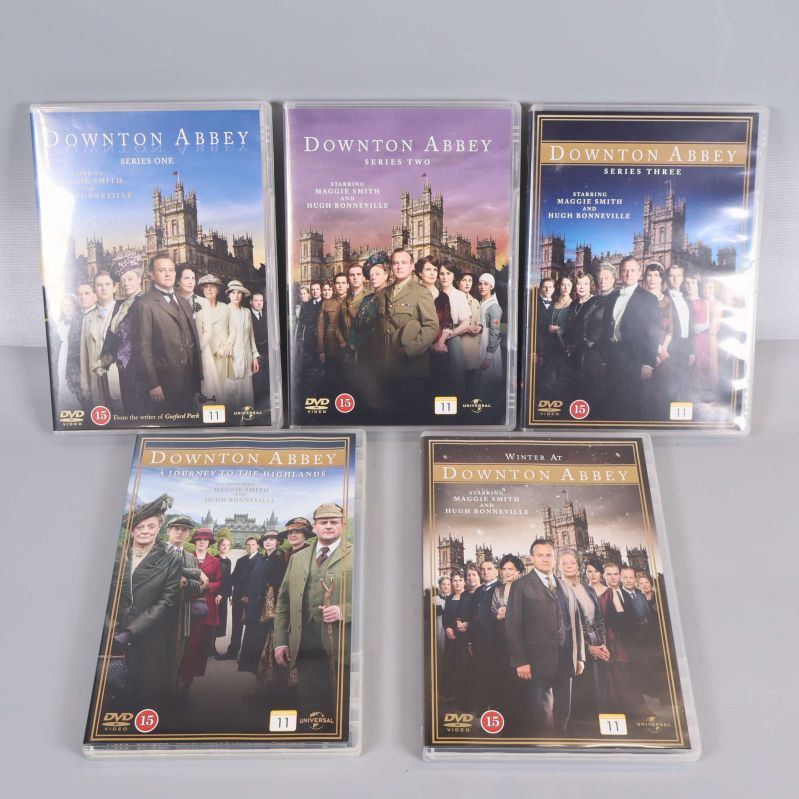 Fem DVD-fodral av Downton Abbey serien