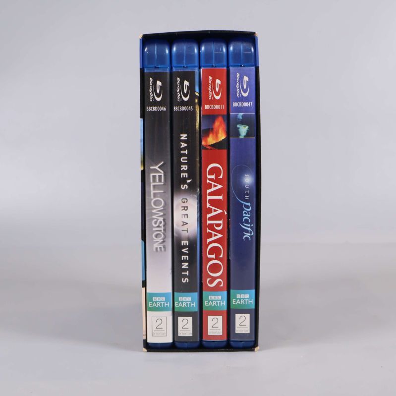 Fyra separata Blu-ray fodral ordnade i boxen